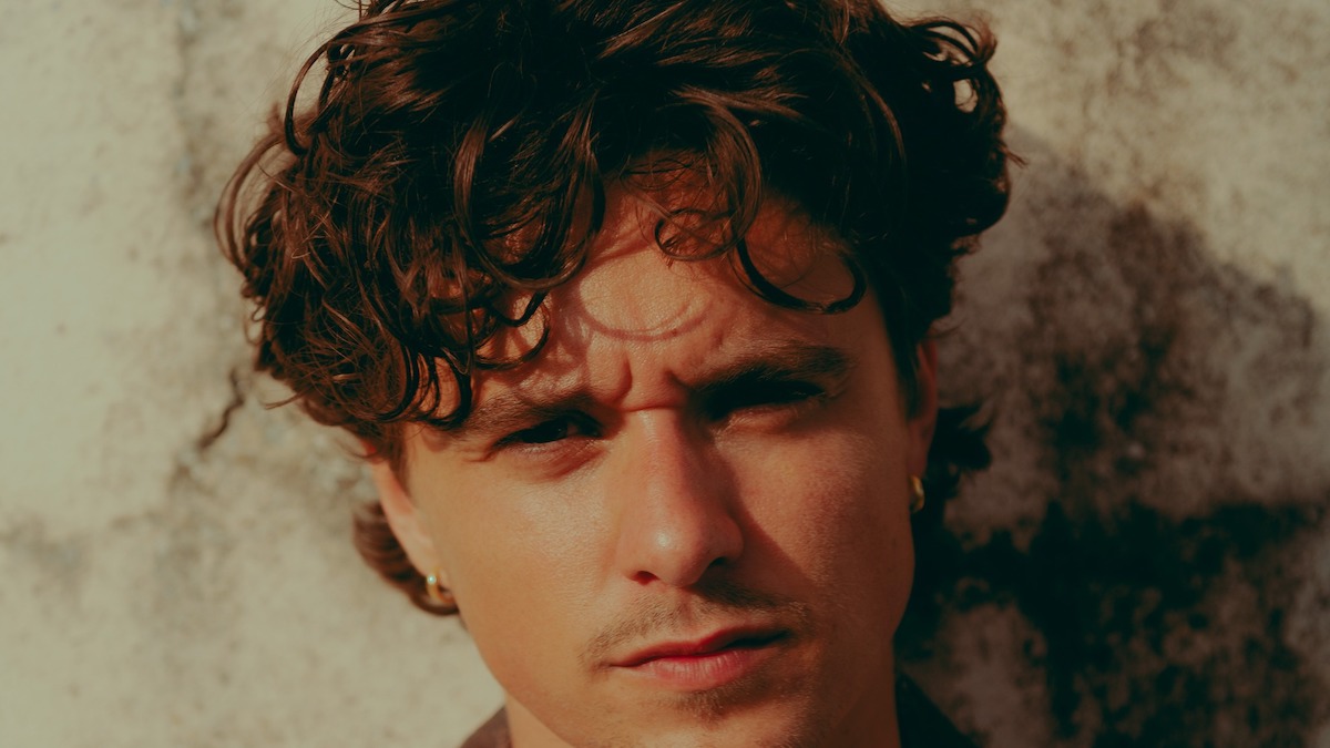 Bradley Simpson, “Carpet Burn” nuovo singolo che anticipa l’album solista “The Panic Years”